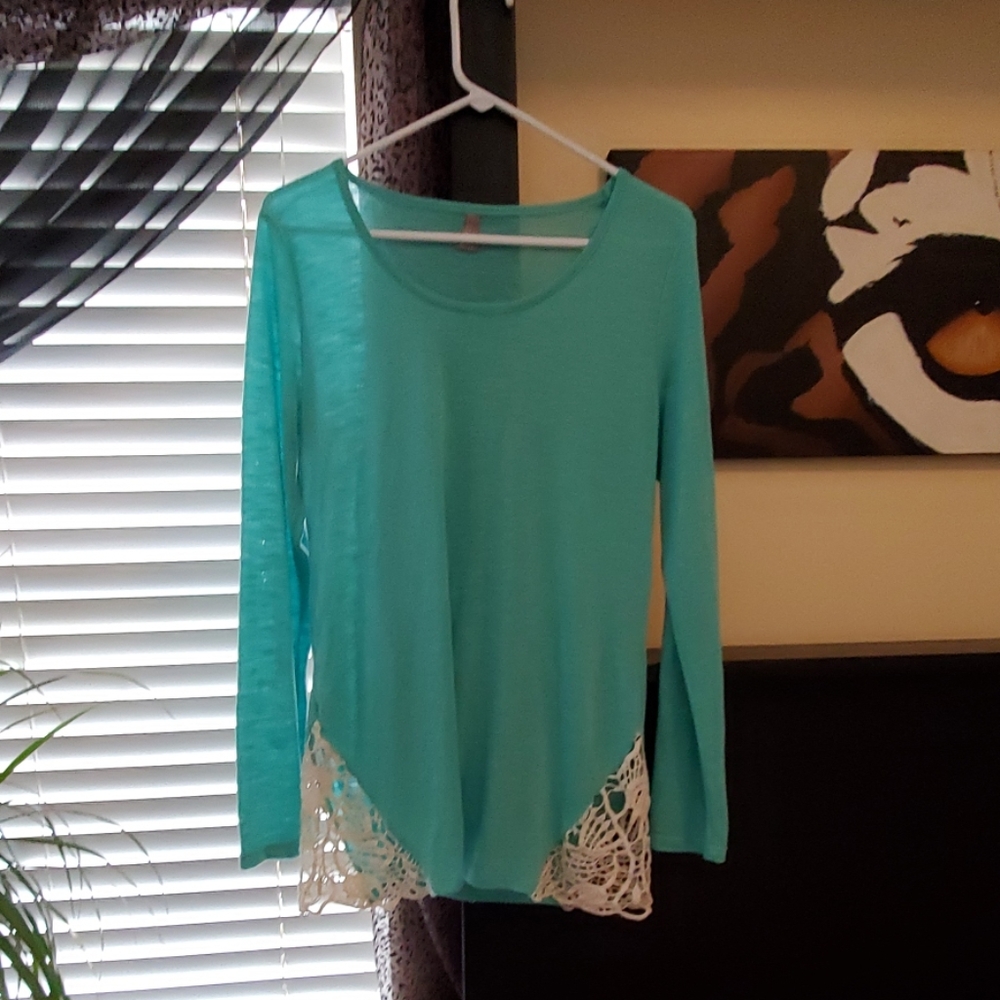 Long sleeve top with crochet corners SZ large
